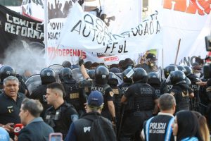 En medio de protestas, Javier Milei busca la sanción de su reforma laboral en el Senado