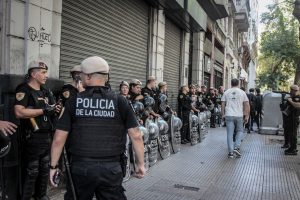 Violenta represión a trabajadores de FATE frente a la Secretaría de Trabajo