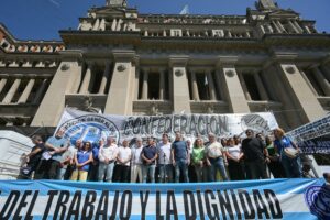 Falló contra los trabajadores y recibió un premio exprés