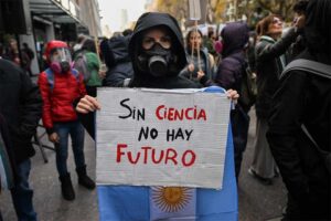 Cientificidio modelo 2026: la nueva ola de despidos en el sistema científico