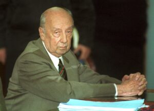 Allanan la casa de Suárez Mason en busca de archivos de la dictadura