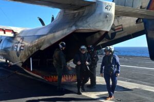 Milei fue a rendir pleitesía al portaaviones estadounidense que navega el Mar Argentino