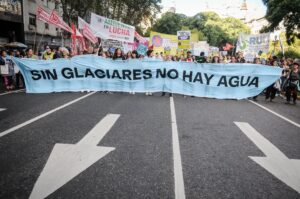 Convocan a una marcha de antorchas en defensa de los glaciares y las universidades