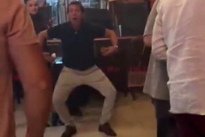 El padre de Agostina Páez apareció en un video haciendo gestos racistas