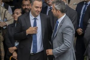 Circo montado en Diputados para respaldar a Manuel Adorni