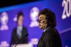 El Presidente que gobierna a la distancia